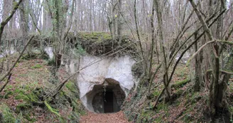 Entrée d'une ancienne carrière souterraine Entrée d'une ancienne carrière souterraine