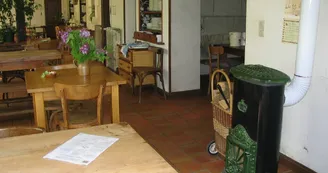 Salle de restauration avec poêle à Bois - Ferme auberge de la Lionnière
