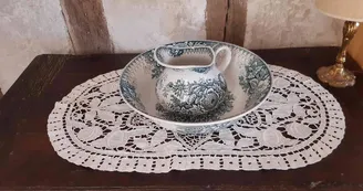 Détail de la visite , cruche pour se laver Détail de la visite , cruche pour se laver