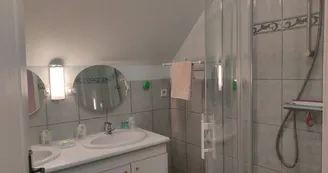 Gîte Mastroquet - Salle d'eau - douche et double vasque Gîte Mastroquet - Salle d'eau - douche et double vasque