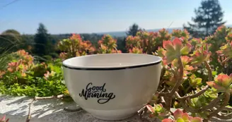Petit-déjeuner au soleil sur la balcon Petit-déjeuner au soleil sur la balcon