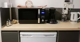 Cuisine avec four combiné, frigo, bouilloire et tout ce dont vous avez besoin Cuisine avec four combiné, frigo, bouilloire et tout ce dont vous avez besoin