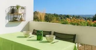 Balcon avec jolie vue sur parc arboré et sur le donjon Balcon avec jolie vue sur parc arboré et sur le donjon