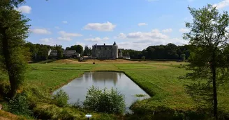 Château de Montpoupon - Miroir d'eau et promenade forestière Château de Montpoupon - Miroir d'eau et promenade forestière