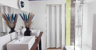Salle d'eau de la chambre "L'oiseau Bleu" Salle d'eau de la chambre "L'oiseau Bleu"