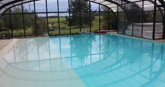 Ferme-de-couffy-vue sur les vignes de la piscine couverte Ferme-de-couffy-vue sur les vignes de la piscine couverte