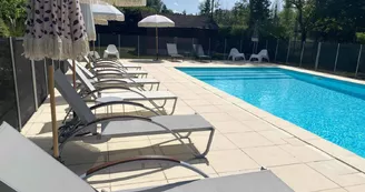 Piscine chaises longues et parasols Piscine chaises longues et parasols