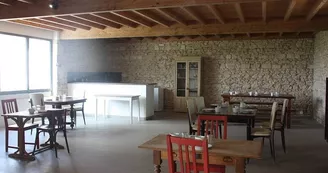 Salle_petit_dejeuner_chambre_d'Emma_Le_Liege_Loches_Val_de_Loire Salle_petit_dejeuner_chambre_d'Emma_Le_Liege_Loches_Val_de_Loire