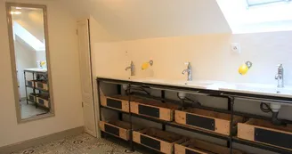 10. Le Grand Roc Touraine gîte de Groupe 16 pers près Chenonceau Salle d'eau du dortoir partie gauche 10. Le Grand Roc Touraine gîte de Groupe 16 pers près Chenonceau Salle d'eau du dortoir partie gauche
