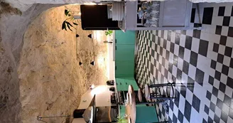 4. Le Grand Roc Touraine gîte de Groupe 16 pers près Chenonceau Cuisine troglodyte partie gauche 4. Le Grand Roc Touraine gîte de Groupe 16 pers près Chenonceau Cuisine troglodyte partie gauche