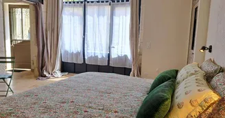 8. Le Grand Roc Touraine gîte de Groupe 16 pers près Chenonceau Grande chambre avec salle d'eau partie gauche 8. Le Grand Roc Touraine gîte de Groupe 16 pers près Chenonceau Grande chambre avec salle d'eau partie gauche