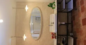 9. Le Grand Roc Touraine gîte de Groupe 16 pers près Chenonceau salle d'eau de la grande chambre partie gauche 9. Le Grand Roc Touraine gîte de Groupe 16 pers près Chenonceau salle d'eau de la grande chambre partie gauche