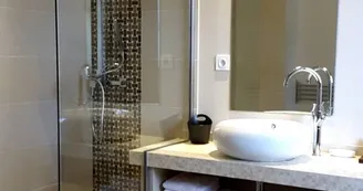 scarlet-shower-room scarlet-shower-room