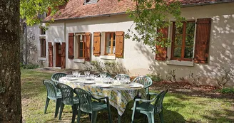 Repas sous le chène du gite au Jardin de Grand-Père Repas sous le chène du gite au Jardin de Grand-Père