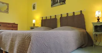 Chambre avec salle de bains attenante
