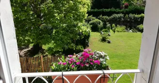 Vue du jardin à partir de la chambre du gîte Vue du jardin à partir de la chambre du gîte