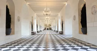Château de Chenonceau - La grande galerie au-dessus du Cher. Château de Chenonceau - La grande galerie au-dessus du Cher.