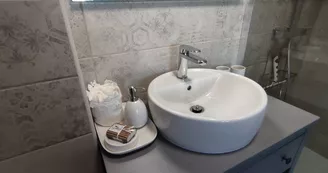 Salle de bain dans les tons de blanc et gris Salle de bain dans les tons de blanc et gris